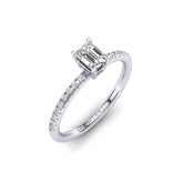 Gabriano Mabel 4 tırnaklı tektaş yüzük; GIA-HRD sertifikalı emerald pırlanta ve beyaz altın montürün üstten görünüşü